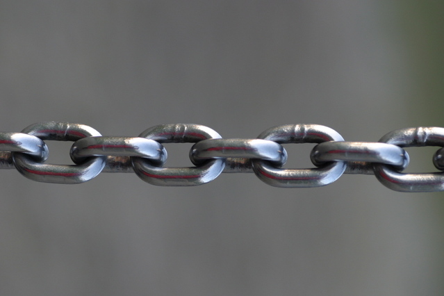 chain-links-1312683-639x426